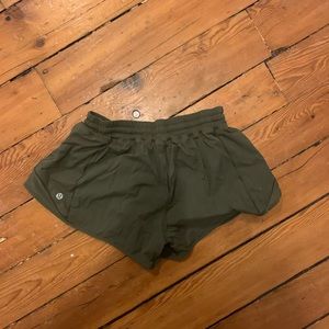 LULUELEMON hotty hot shorts 2.5